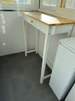 Mesa alta madera y blanca con cajón