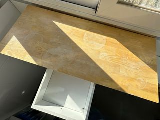 Mesa alta madera y blanca con cajón