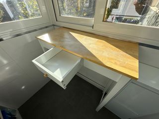 Mesa alta madera y blanca con cajón