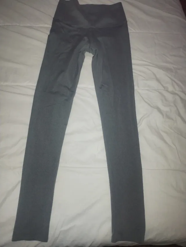 Pantalones deportivos grises talla M.