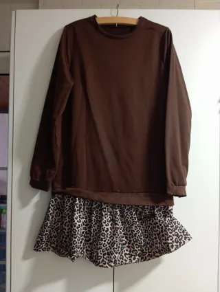 Vestido marrón y estampado animal