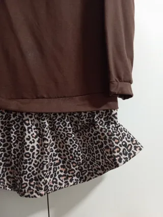 Vestido marrón y estampado animal