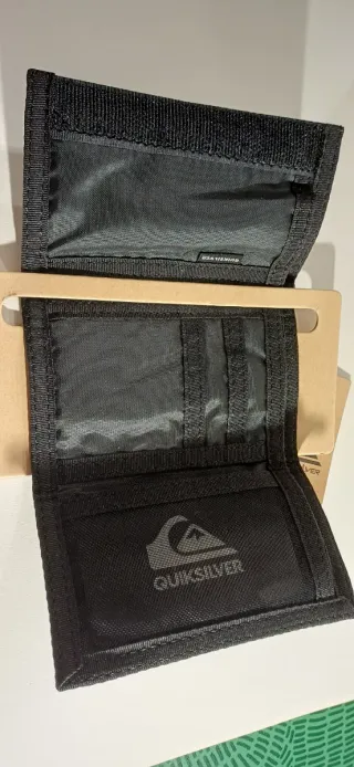Cartera Quiksilver de tamaño 13z8 con etiquetas.