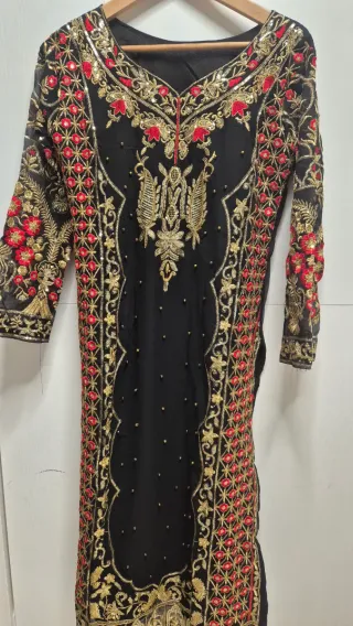 Traje hindú mujer negro y rojo. 3 piezas