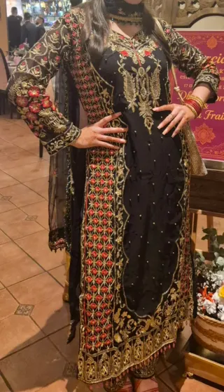 Traje hindú mujer negro y rojo. 3 piezas