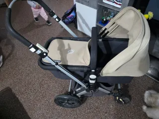 Carro de bebé Bugaboo color beige