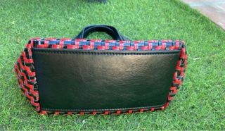 Bolso Bimba y Lola trenzado negro y rojo