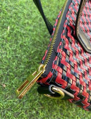 Bolso Bimba y Lola trenzado negro y rojo