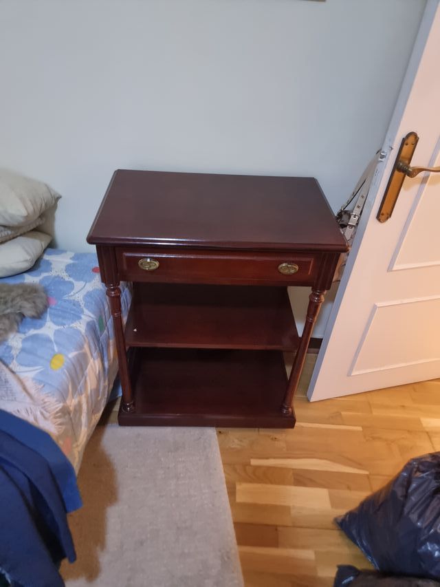 Mesa auxiliar de madera