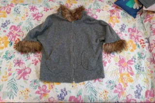 Chaqueta gris con detalles de pelo