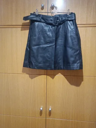 Falda efecto piel negra con cinturón