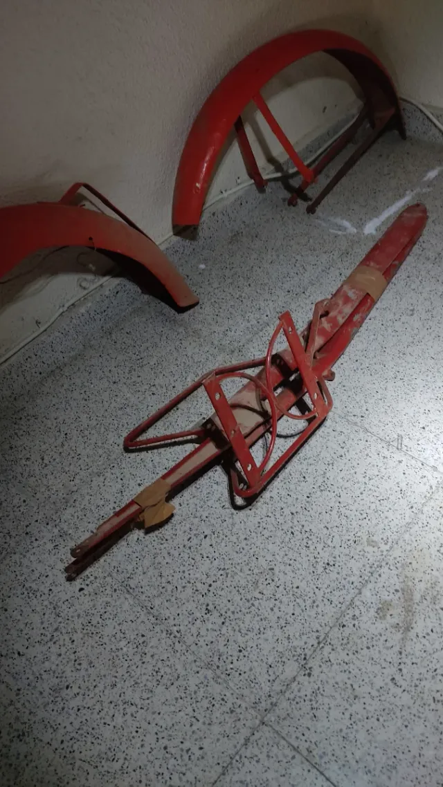 Piezas moto clásica roja