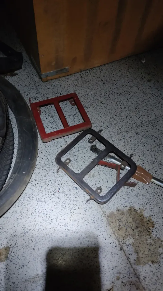 Piezas moto clásica roja