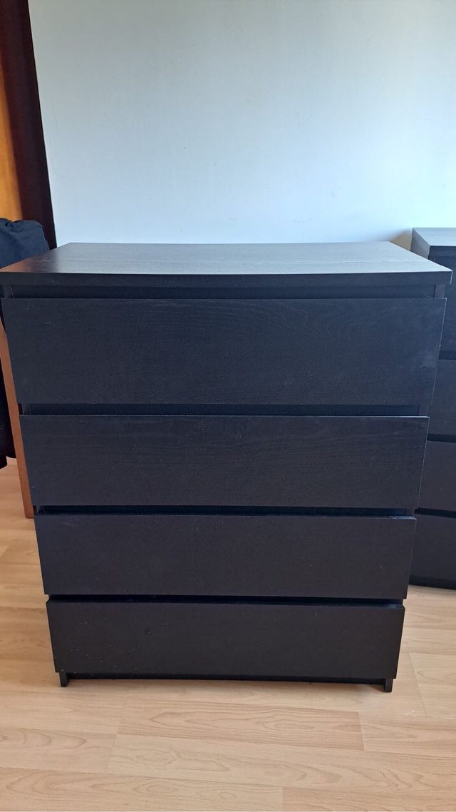 Cómoda negra de madera