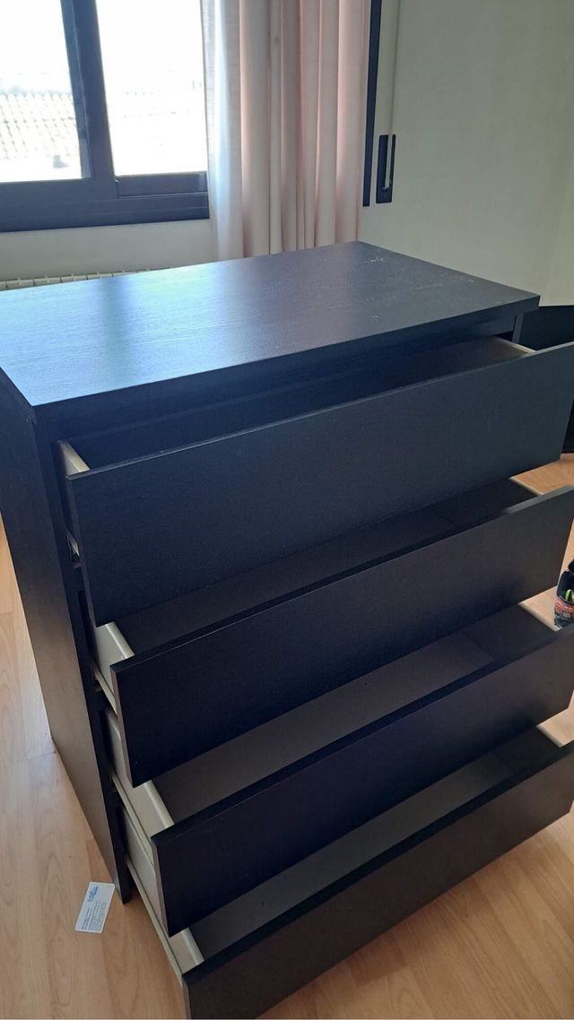 Cómoda negra de madera