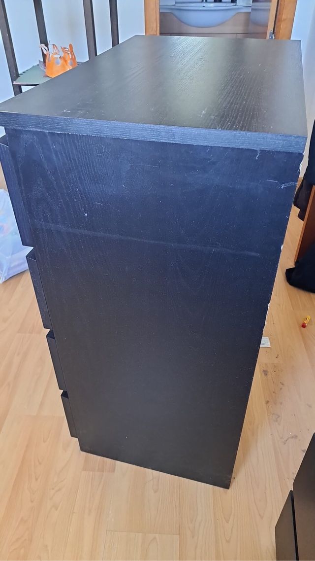 Cómoda negra de madera