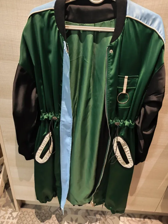 Parka combinada verde y azul