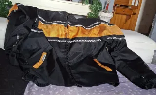 Chaqueta de moto negra y naranja