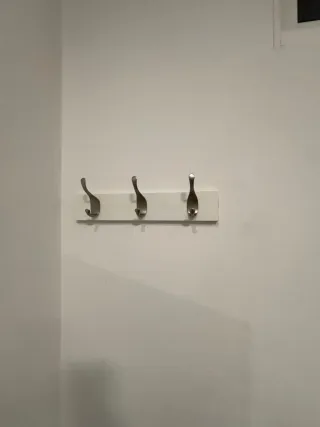 Perchero de pared blanco y plateado