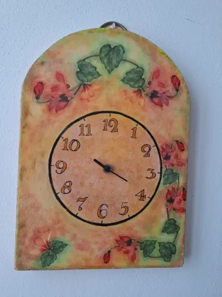 Orologio da parete decorato con ciclamini