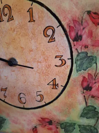 Orologio da parete decorato con ciclamini