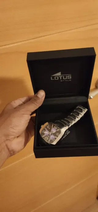 Reloj Lotus Analógico Plata y Morado (No envío)