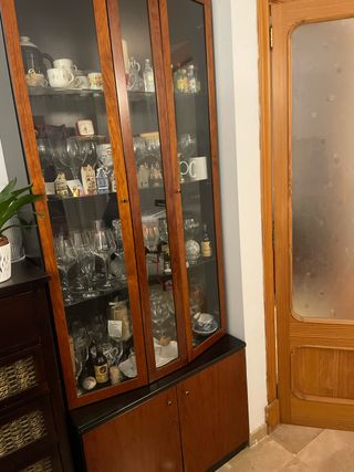 Mueble vitrina de madera y cristal