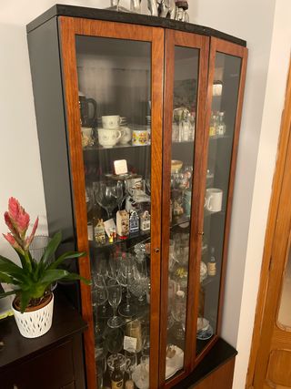 Mueble vitrina de madera y cristal