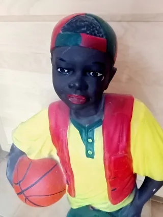 Figura niño con balón baloncesto