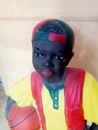 Figura niño con balón baloncesto