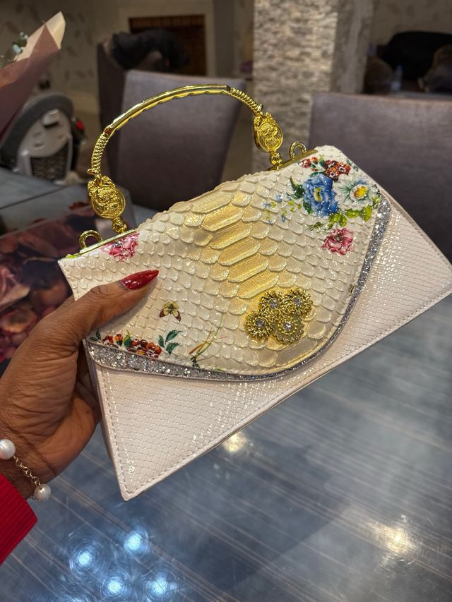 Bolso De Mano Piel Cocodrilo y piel roja Dentro