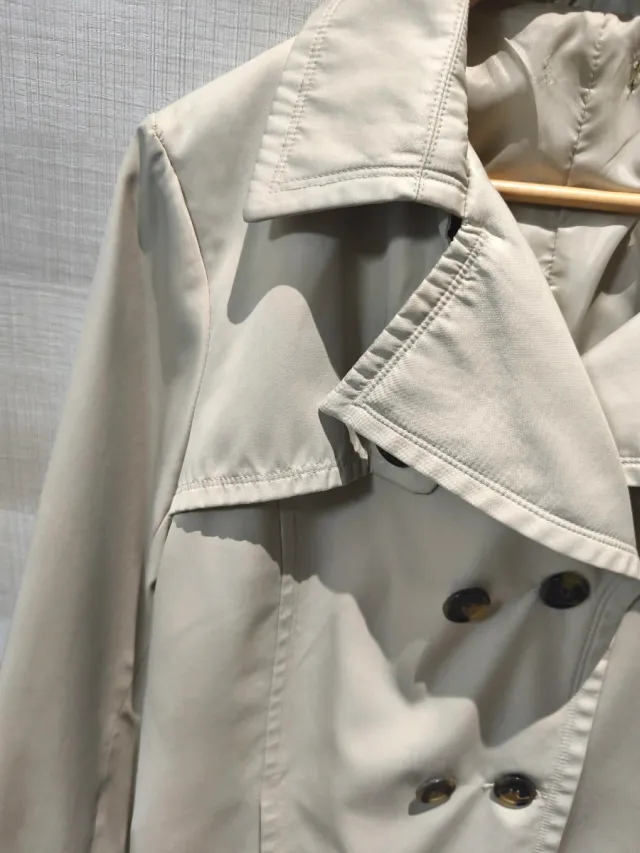 Gabardina Beige Doble Botonadura