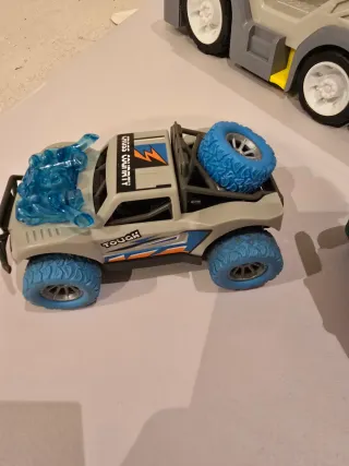 Camión transportador con 4 coches