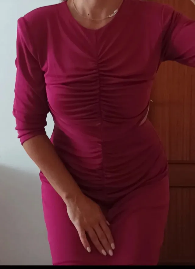 Vestido midi bugamvilla con fruncido y apertura