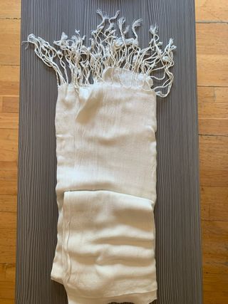 Pañuelo blanco con flecos