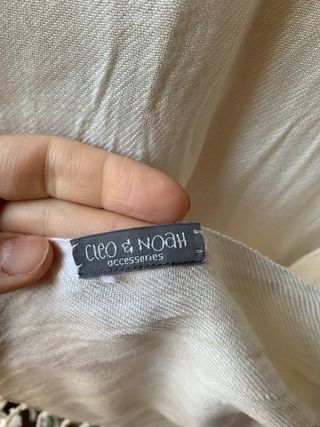 Pañuelo blanco con flecos