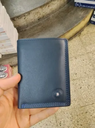 Cartera de piel azul