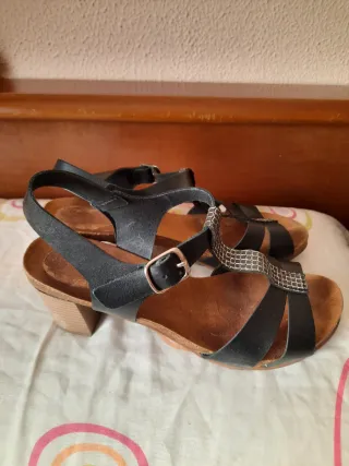 Sandalias negras de tacón