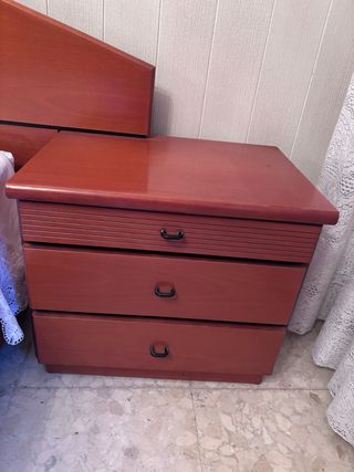 Habitación completa: cama, mesitas, armario