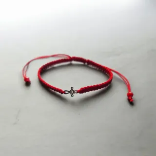 Pulsera oro 14k y hilo rojo
