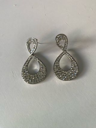Pendientes plateados brillantes con pedrería