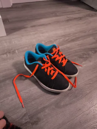 Zapatillas skate negras y naranjas