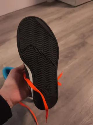 Zapatillas skate negras y naranjas