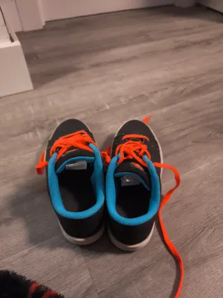 Zapatillas skate negras y naranjas