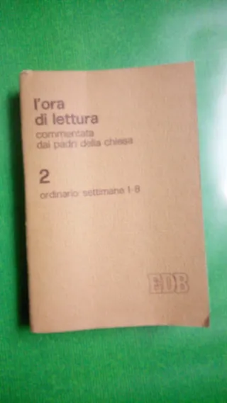 Antico libro religioso l'ora della lettura