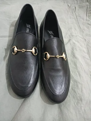 Bailarinas negras con detalle dorado