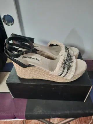 Sandalias Stradivarius Beige y Negras