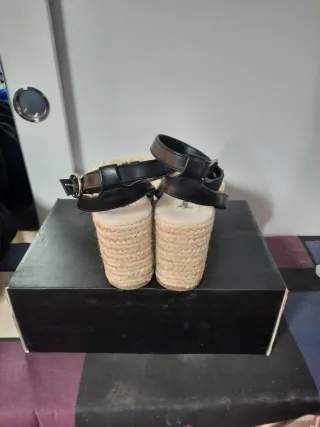 Sandalias Stradivarius Beige y Negras