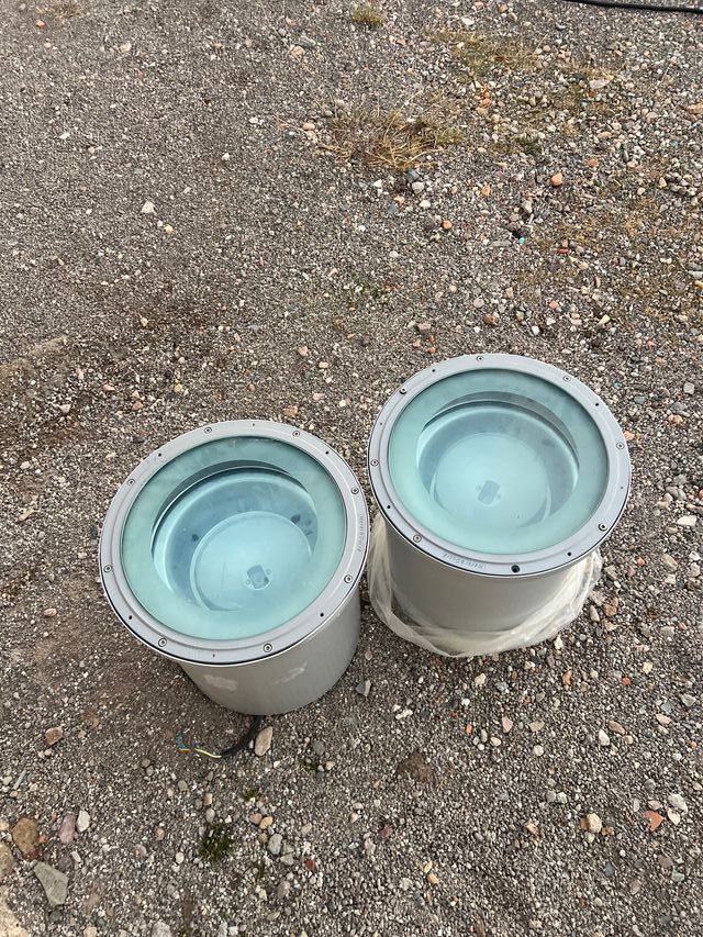 2 Focos de suelo metálicos y de cristal