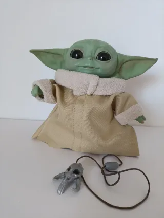 Figura muñeco Baby Yoda con collar